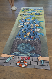 Plakate liegen auf dem Boden