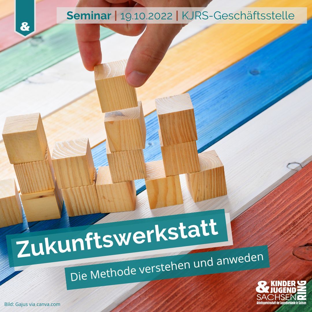 Methoden-Seminar Zukunftswerkstatt eine Hand stapelt hölzerte Bauklötze auf einem Tisch
