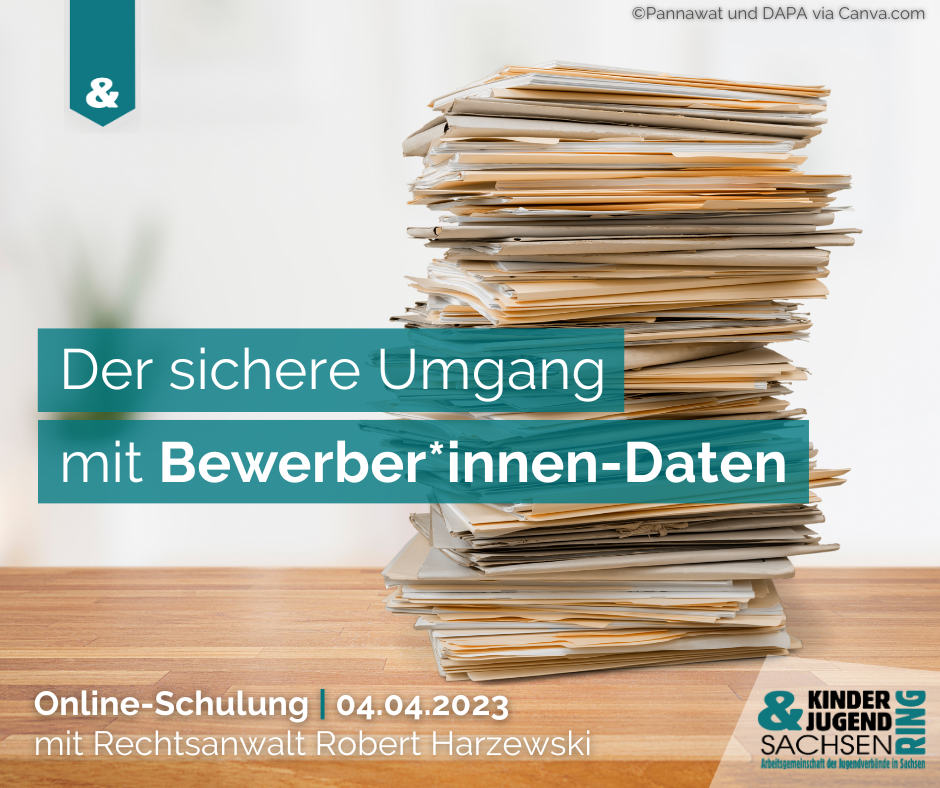 Aktenberg auf Schreibtisch